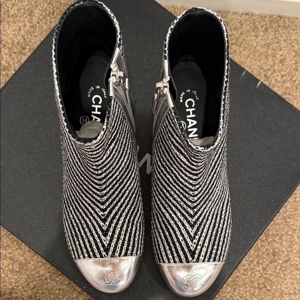 CHANEL Tweed & Silver Cap-Toe Ankle Boots – NEW WITH TAGS – Size 37.5/7,5US - Picture 7 of 10